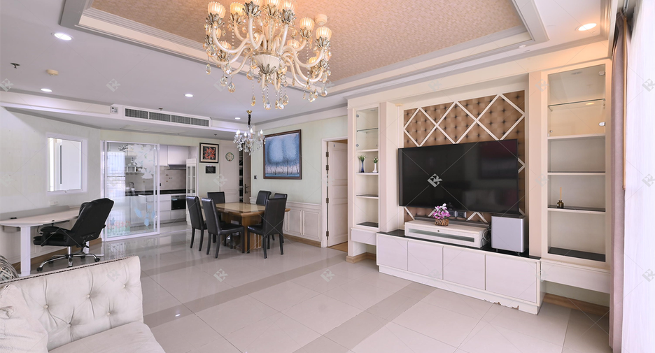 For rent 3 bedrooms condo in Huai Khwang, Bangkok