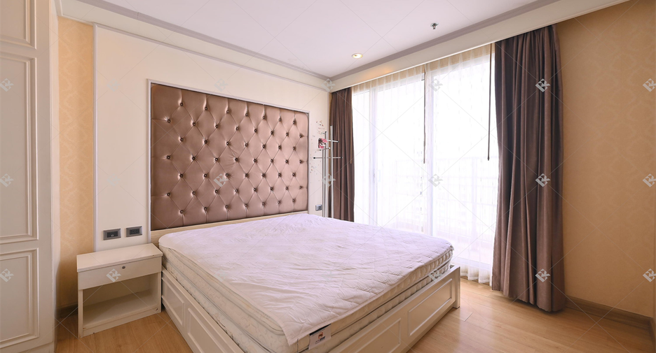 For rent 3 bedrooms condo in Huai Khwang, Bangkok
