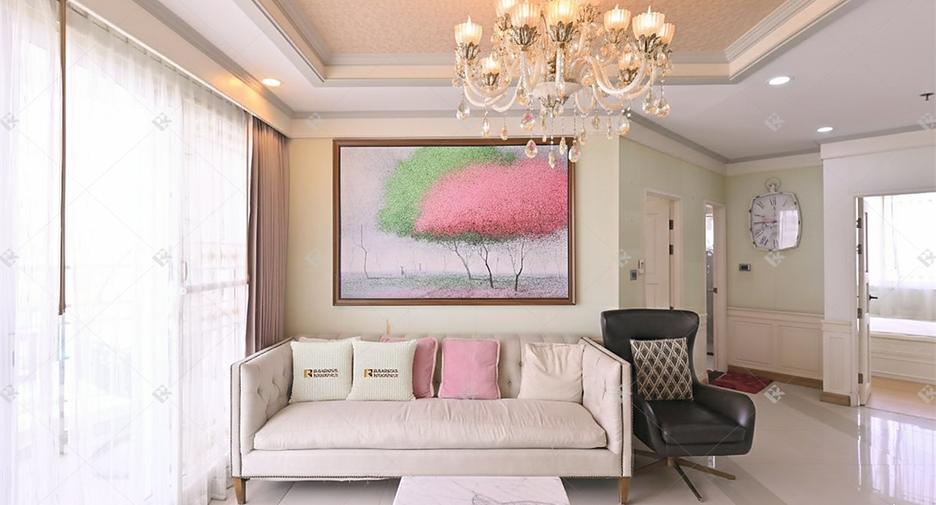 For rent 3 bedrooms condo in Huai Khwang, Bangkok