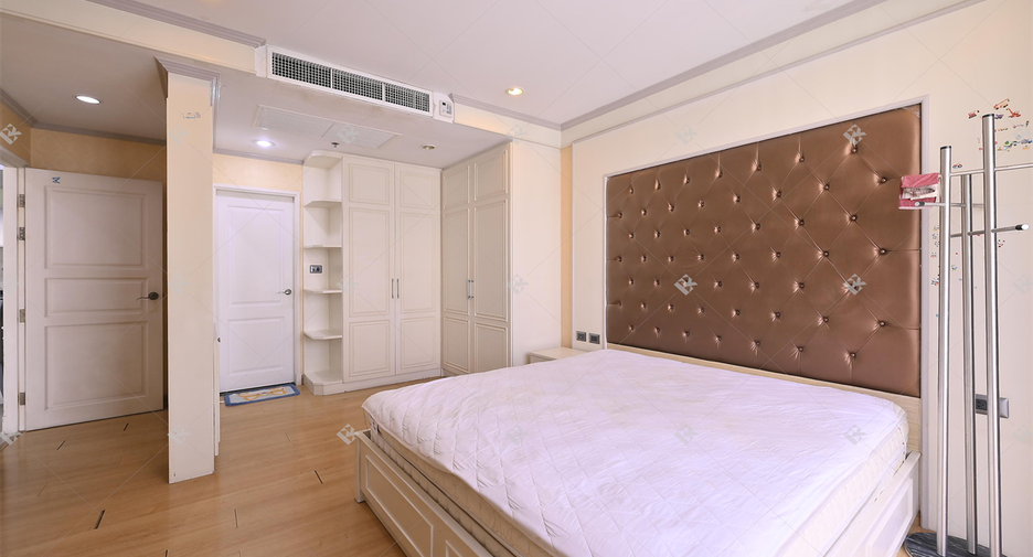 For rent 3 bedrooms condo in Huai Khwang, Bangkok