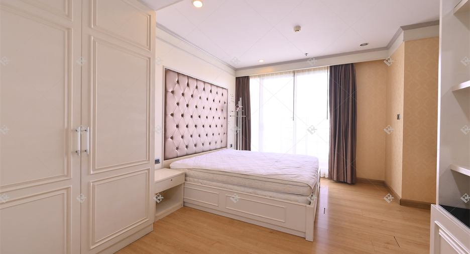 For rent 3 bedrooms condo in Huai Khwang, Bangkok