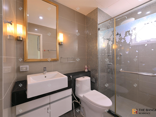 For rent 3 bedrooms condo in Huai Khwang, Bangkok