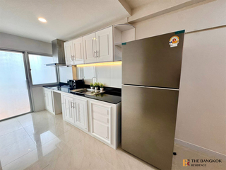 For rent 3 bedrooms condo in Huai Khwang, Bangkok
