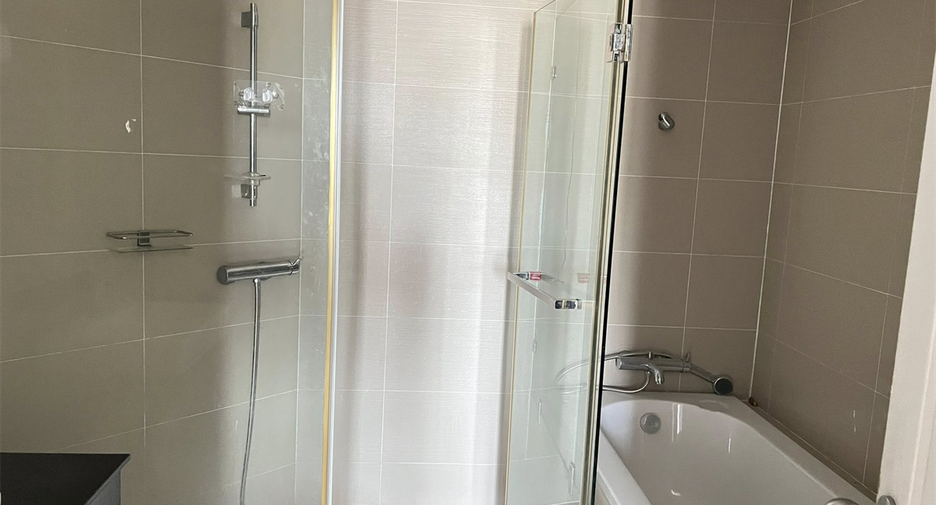 For rent 6 bedrooms condo in Huai Khwang, Bangkok