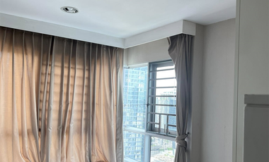 À louer 6 chambres condo à Huai Khwang, Bangkok