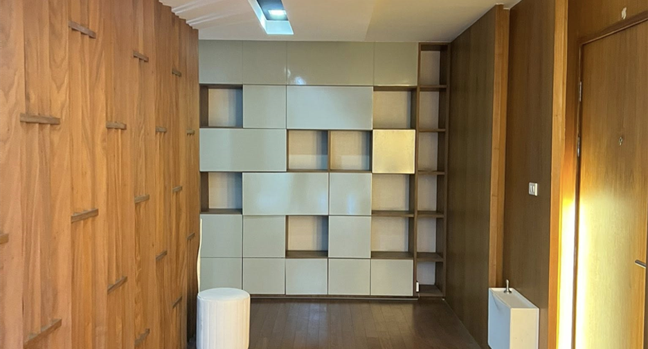 For rent 6 bedrooms condo in Huai Khwang, Bangkok