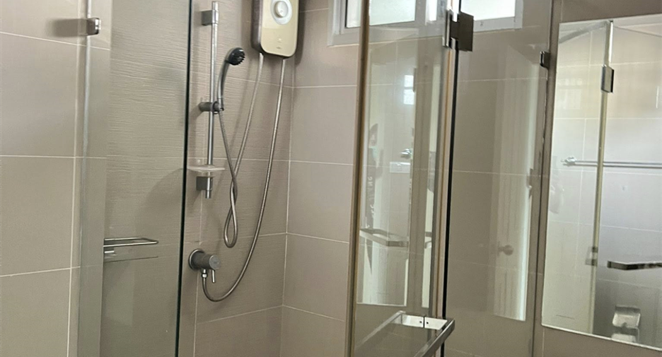 For rent 6 bedrooms condo in Huai Khwang, Bangkok