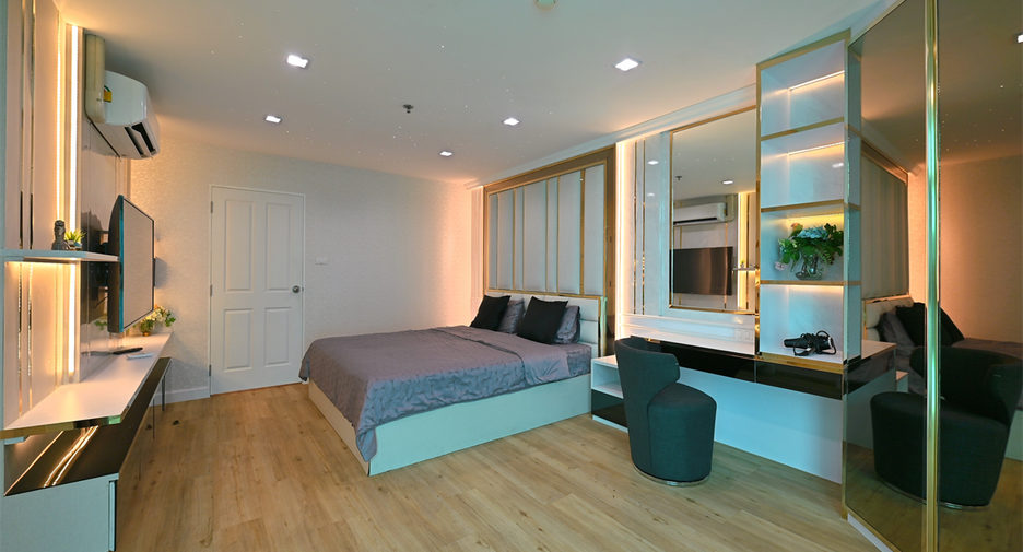 For rent 3 bedrooms condo in Huai Khwang, Bangkok