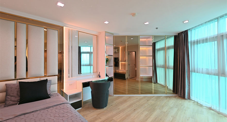 For rent 3 bedrooms condo in Huai Khwang, Bangkok