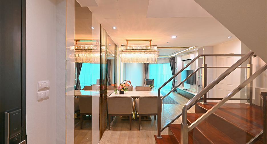 For rent 3 bedrooms condo in Huai Khwang, Bangkok