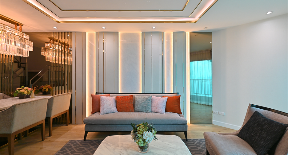 For rent 3 bedrooms condo in Huai Khwang, Bangkok