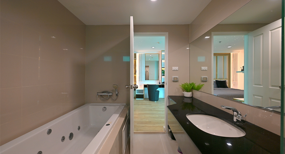 For rent 3 bedrooms condo in Huai Khwang, Bangkok