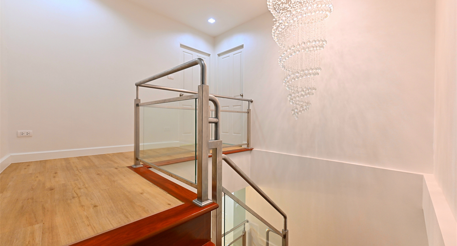 For rent 3 bedrooms condo in Huai Khwang, Bangkok