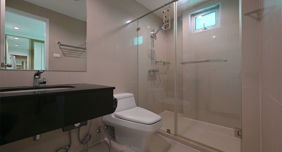 For rent 3 bedrooms condo in Huai Khwang, Bangkok