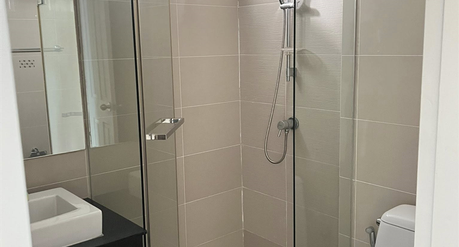 For rent 6 bedrooms condo in Huai Khwang, Bangkok