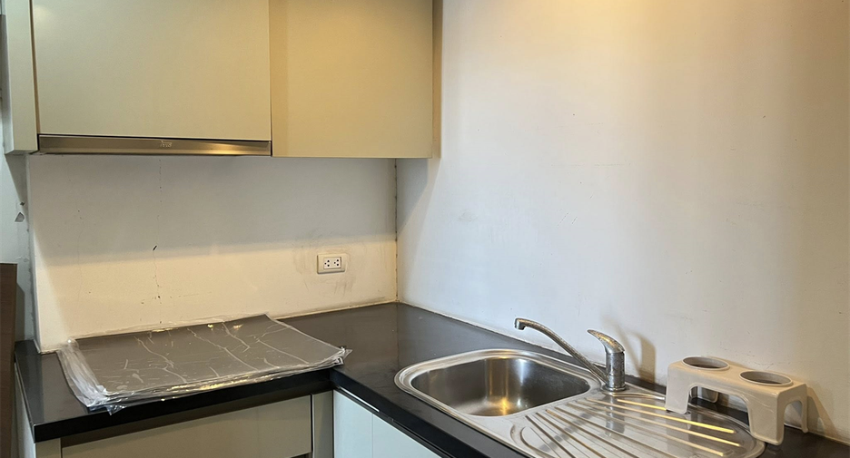 For rent 6 bedrooms condo in Huai Khwang, Bangkok