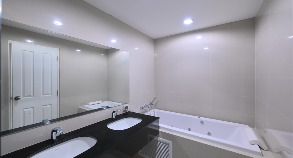 For rent 5 bedrooms condo in Huai Khwang, Bangkok