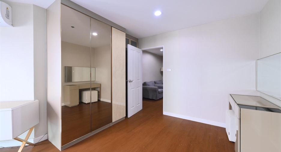 For rent 5 bedrooms condo in Huai Khwang, Bangkok