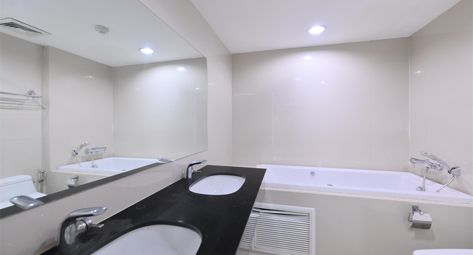 For rent 5 bedrooms condo in Huai Khwang, Bangkok