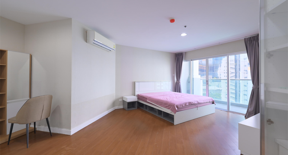 For rent 5 bedrooms condo in Huai Khwang, Bangkok