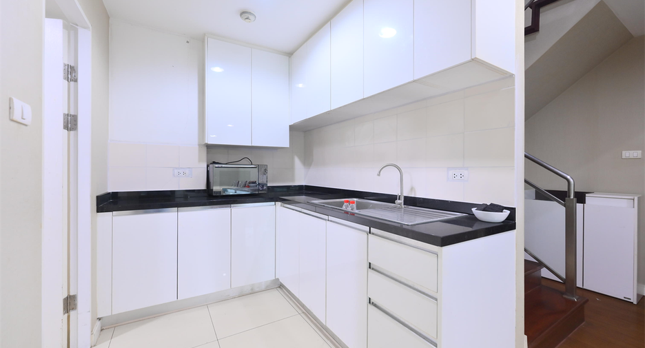 For rent 5 bedrooms condo in Huai Khwang, Bangkok
