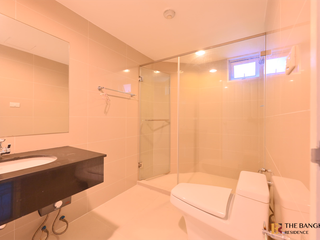For rent 5 bedrooms condo in Huai Khwang, Bangkok