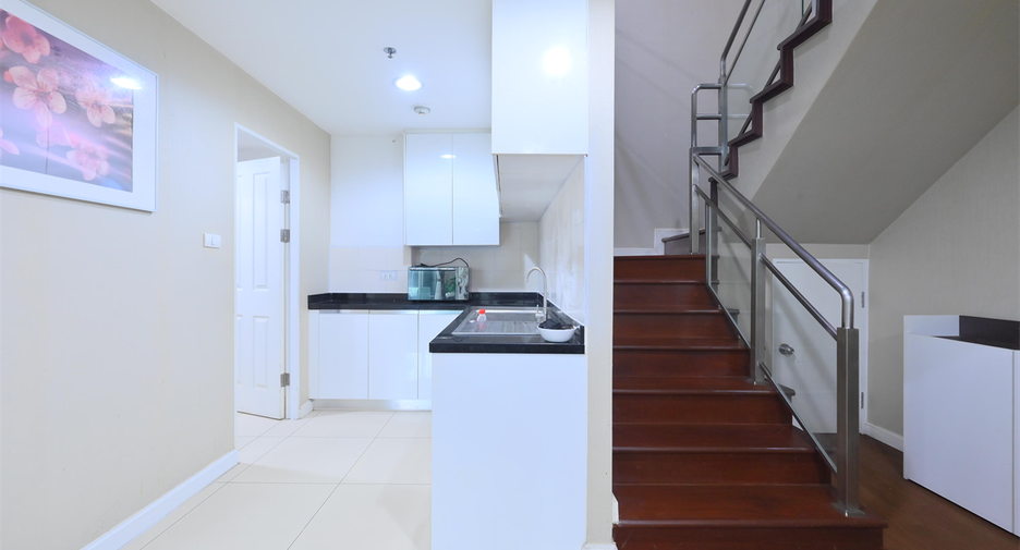 For rent 5 bedrooms condo in Huai Khwang, Bangkok