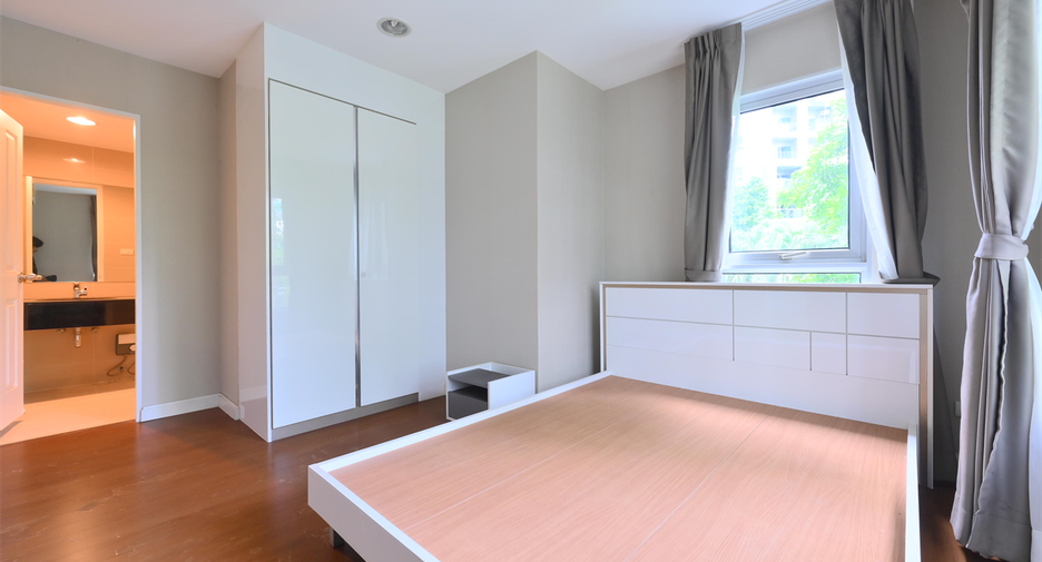 For rent 5 bedrooms condo in Huai Khwang, Bangkok