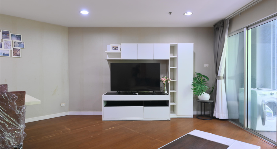 For rent 5 bedrooms condo in Huai Khwang, Bangkok
