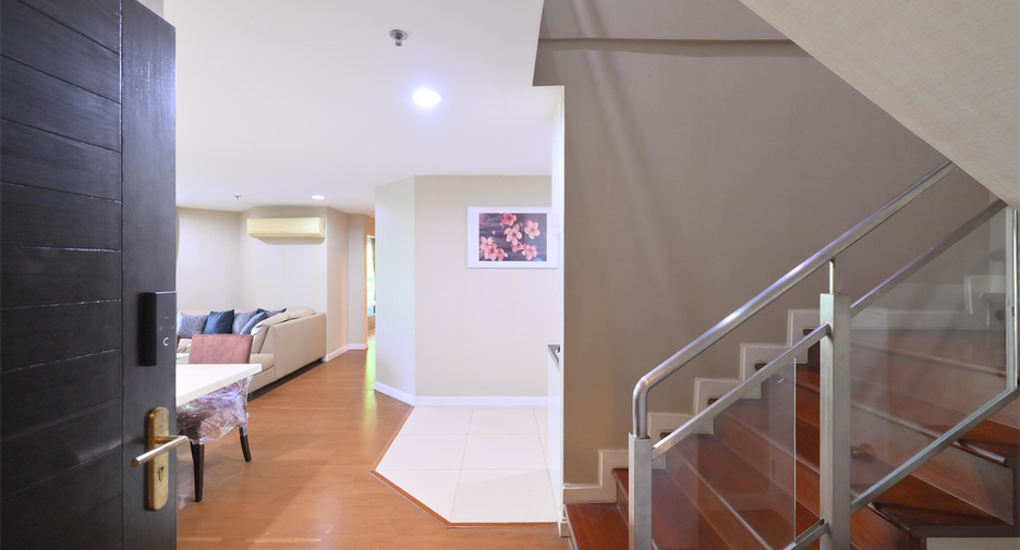 For rent 5 bedrooms condo in Huai Khwang, Bangkok