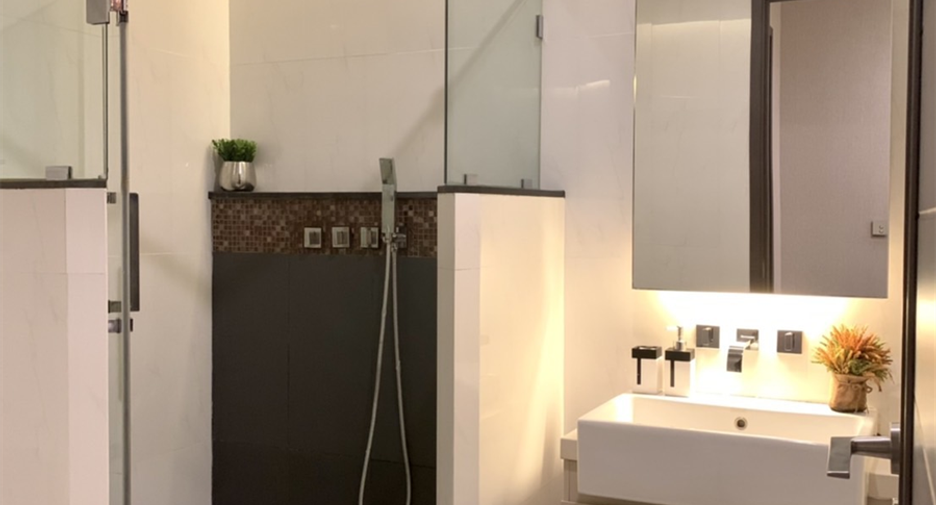 For rent 3 bedrooms condo in Huai Khwang, Bangkok