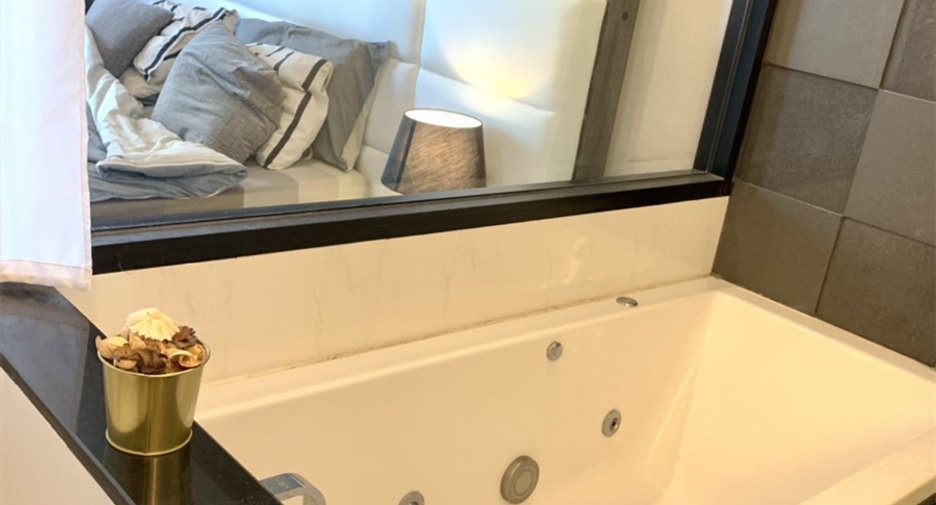 For rent 3 bedrooms condo in Huai Khwang, Bangkok