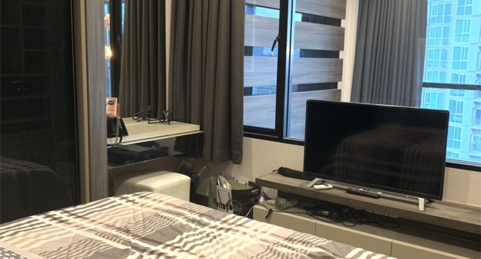 For rent 3 bedrooms condo in Huai Khwang, Bangkok