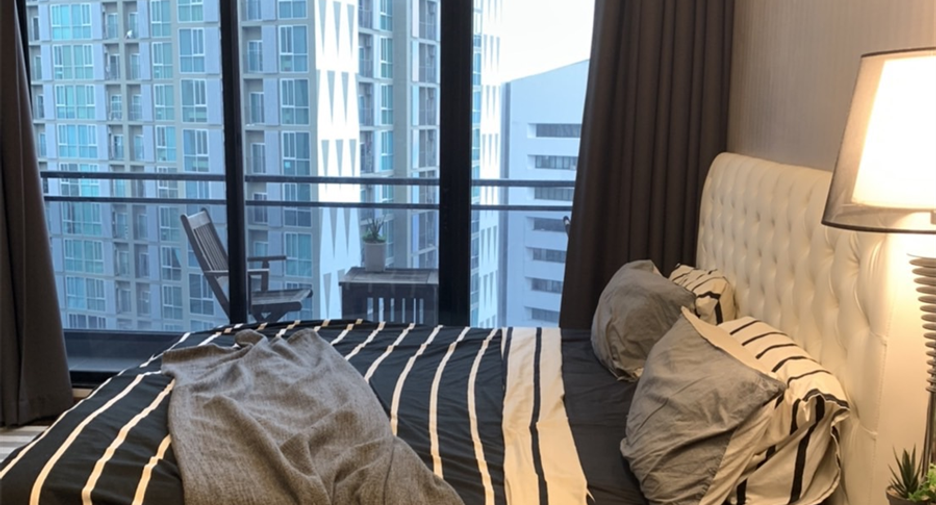 For rent 3 bedrooms condo in Huai Khwang, Bangkok