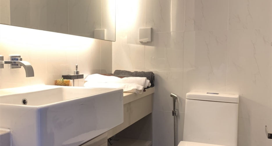 For rent 3 bedrooms condo in Huai Khwang, Bangkok