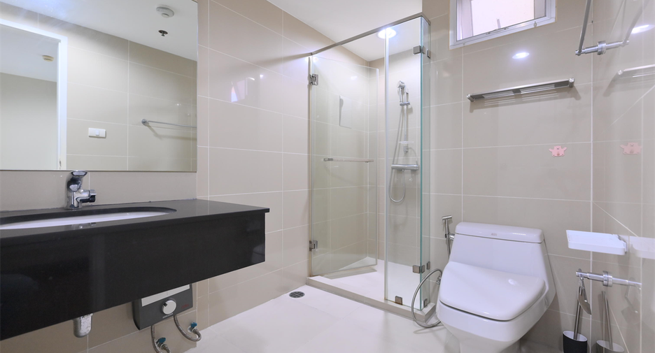For rent 3 bedrooms condo in Huai Khwang, Bangkok