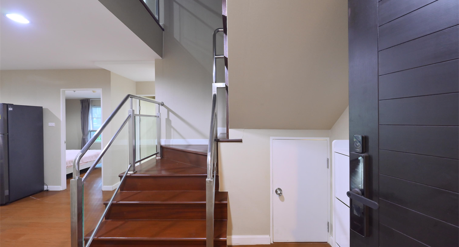 For rent 3 bedrooms condo in Huai Khwang, Bangkok
