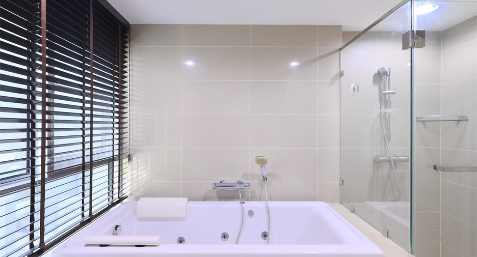 For rent 3 bedrooms condo in Huai Khwang, Bangkok