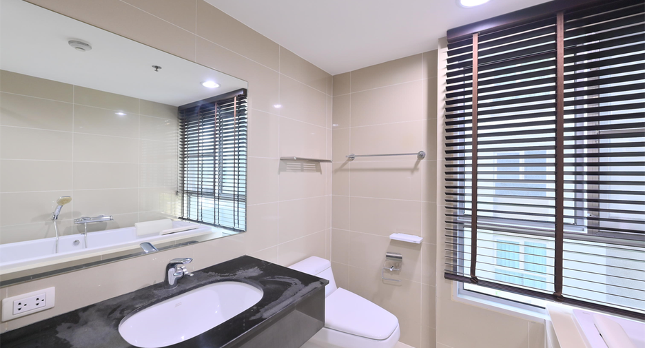 For rent 3 bedrooms condo in Huai Khwang, Bangkok
