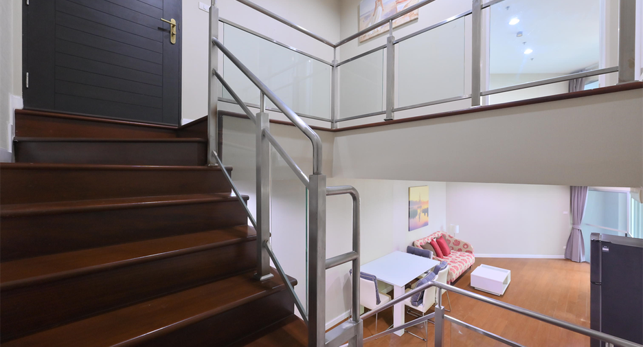 For rent 3 bedrooms condo in Huai Khwang, Bangkok