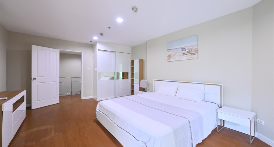 For rent 3 bedrooms condo in Huai Khwang, Bangkok