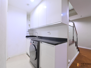 For rent 3 bedrooms condo in Huai Khwang, Bangkok