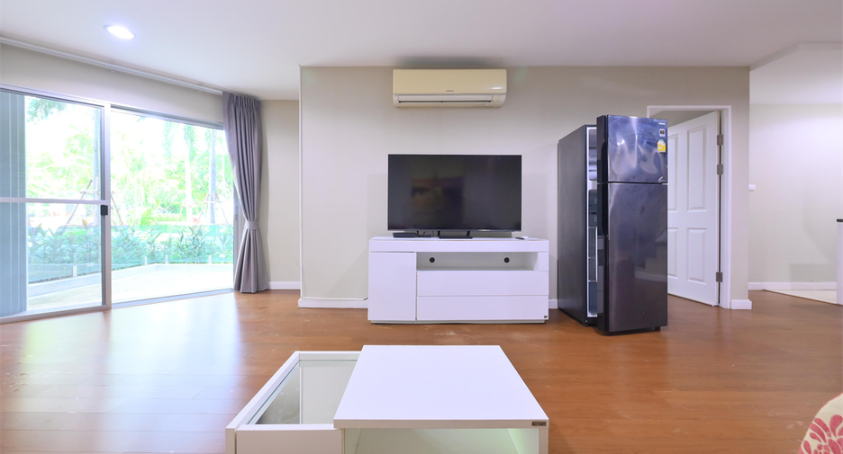 For rent 3 bedrooms condo in Huai Khwang, Bangkok
