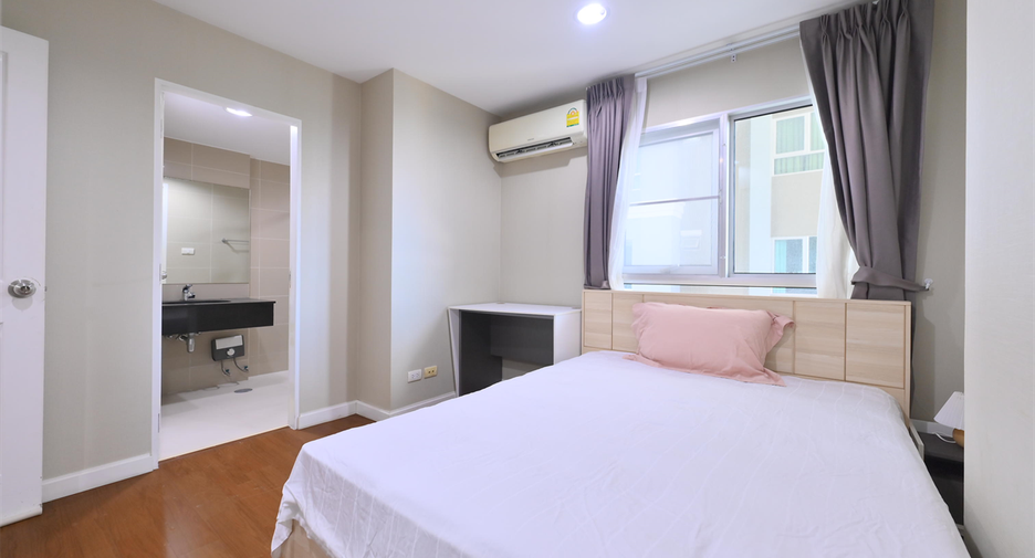 For rent 3 bedrooms condo in Huai Khwang, Bangkok