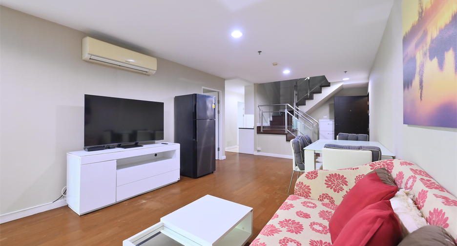 For rent 3 bedrooms condo in Huai Khwang, Bangkok