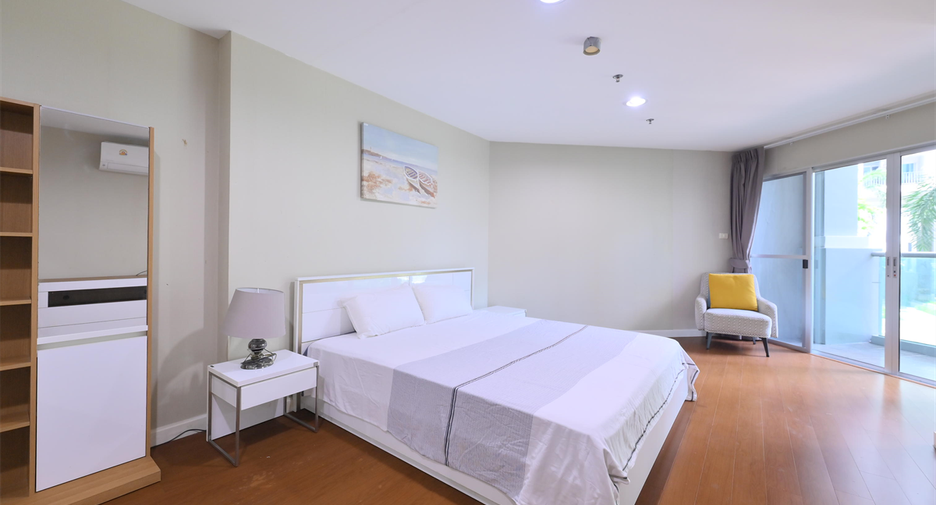 For rent 3 bedrooms condo in Huai Khwang, Bangkok
