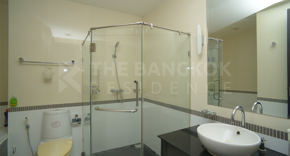 For rent 2 bedrooms condo in Ratchathewi, Bangkok