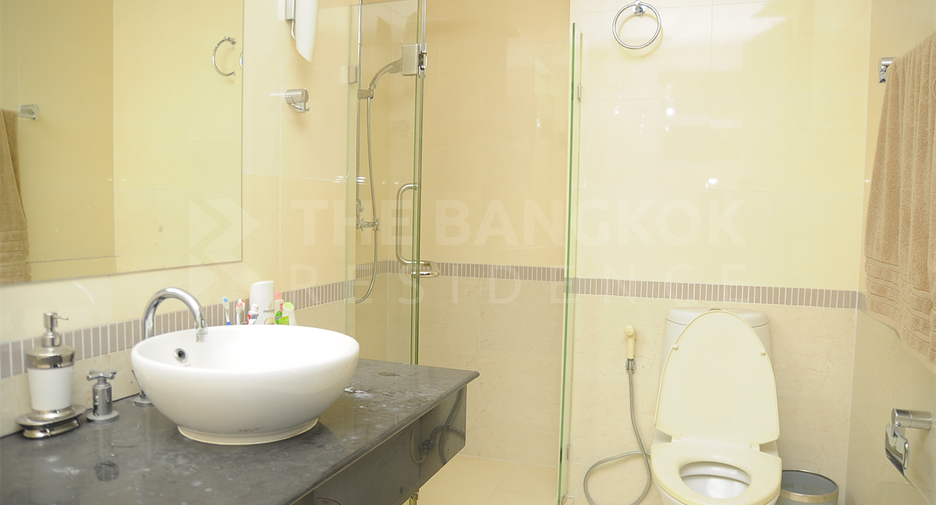 For rent 2 bedrooms condo in Ratchathewi, Bangkok