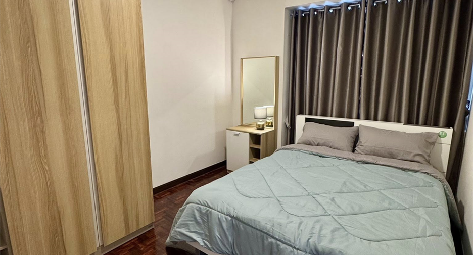 À louer 3 chambres condo à Huai Khwang, Bangkok