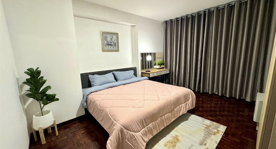 À louer 3 chambres condo à Huai Khwang, Bangkok